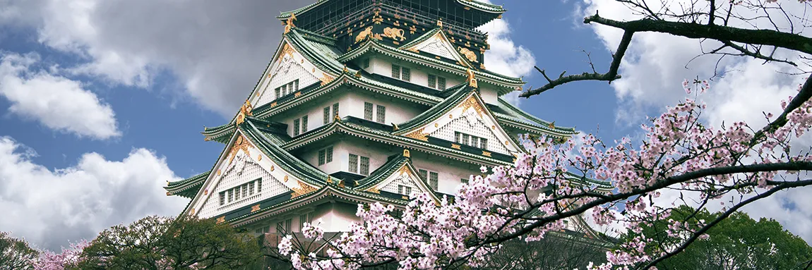 Osaka Castle, Japan. I smuk dag foran det smukke slot i Japan.